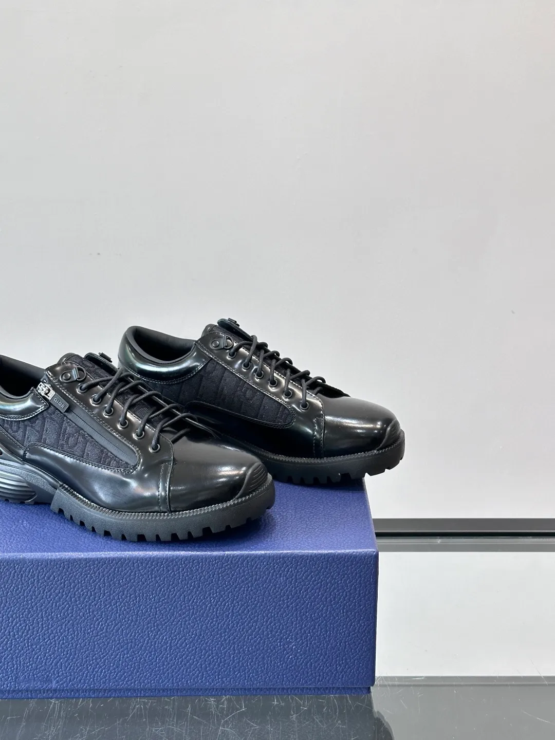 Men's shoes 💰p560 "Dio＊" Combat Derby Shoes Dior Combat Derby Shoes, black calfskin + Dior Oblique embroidery, highly recognizable. Shoelaces + technical zippers make it easy to put on and take off. The EVA hybrid soles are light and comfortable, with a sense of sportiness and fashion. They are great for daily wear or sports. They are the perfect combination of high fashion and functionality. size: 39-44 (38.45 customized)